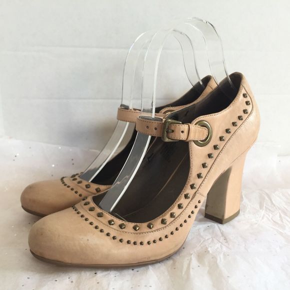 B Makowsky Tan Leather Studded Mary Jane Pump Heels -Size 8 Sasha Round Toe Y2K - Picture 1 of 11